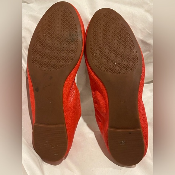 Tory Burch Orange Leather Flats with Gold Logo - Picture 4 of 7